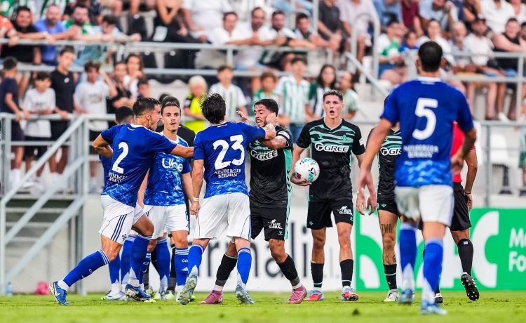 La tangana entre jugadores del Betis y el Como en imágenes La tangana entre jugadores del Betis y el Como en imágenes