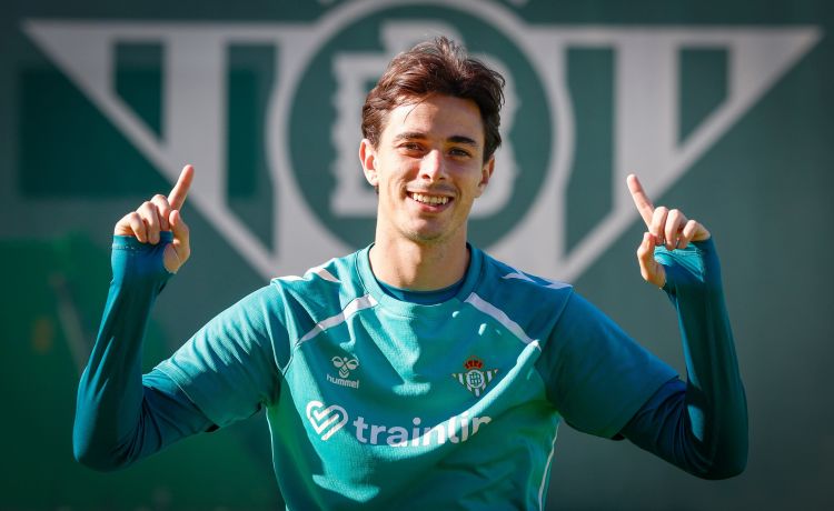 Valentín Gómez: “Me sorprende que Sevilla sea tan futbolera” Valentín Gómez: “Me sorprende que Sevilla sea tan futbolera”