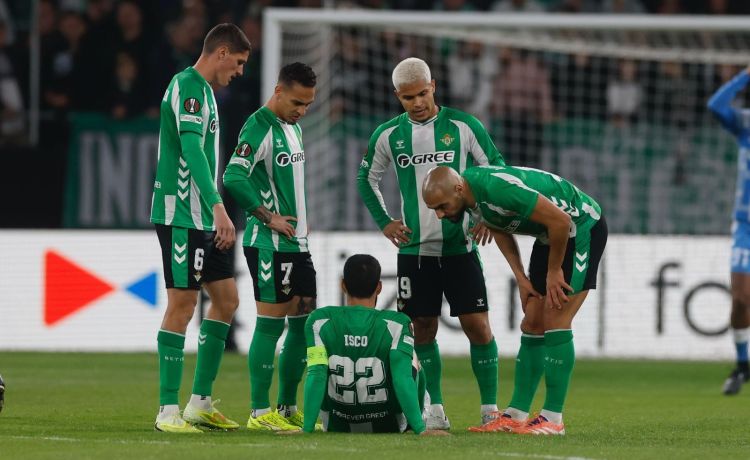Alarma Isco: el malagueño dura 9 minutos tras un golpe fortuito de Amrabat Alarma Isco: el malagueño dura 9 minutos tras un golpe fortuito de Amrabat