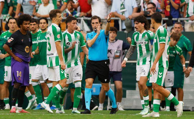 Qué explicaciones hay a la polémica captada por la Refcam del Betis-Barcelona Qué explicaciones hay a la polémica captada por la Refcam del Betis-Barcelona