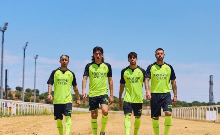 El Betis presenta su segunda equipación: amarilla y negra El Betis presenta su segunda equipación: amarilla y negra