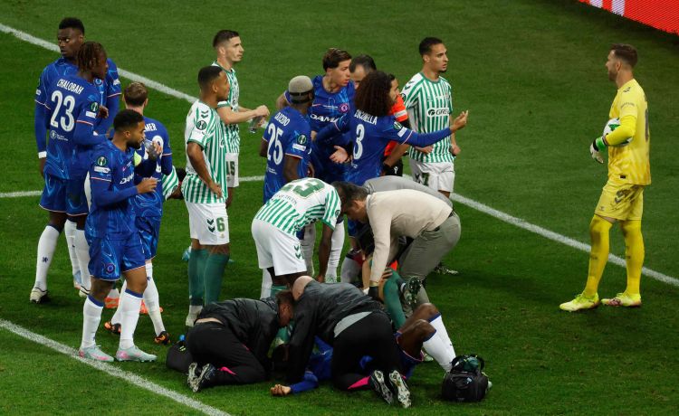 El penalti de James que reclamó el Betis: “Es una disputa de balón” El penalti de James que reclamó el Betis: “Es una disputa de balón”