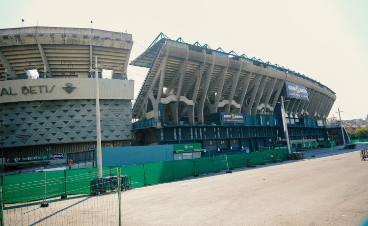 Comienza la demolición de la grada del Benito Villamarín Comienza la demolición de la grada del Benito Villamarín
