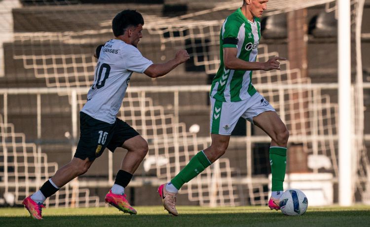 El Betis se estrena sin fichajes ni estrellas pero con mucha cantera El Betis se estrena sin fichajes ni estrellas pero con mucha cantera