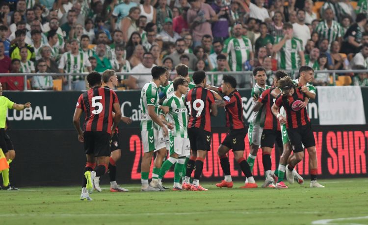 Cucho y Fornals rescatan al Betis Cucho y Fornals rescatan al Betis