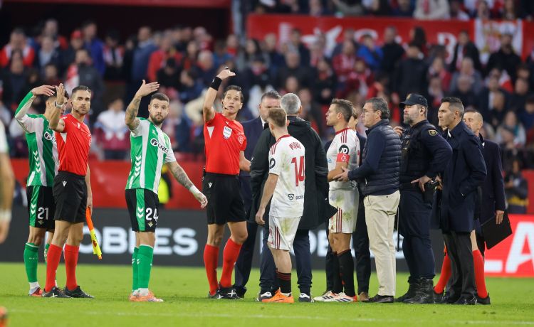 El Sevilla intenta rebajar la sanción por el derbi El Sevilla intenta rebajar la sanción por el derbi