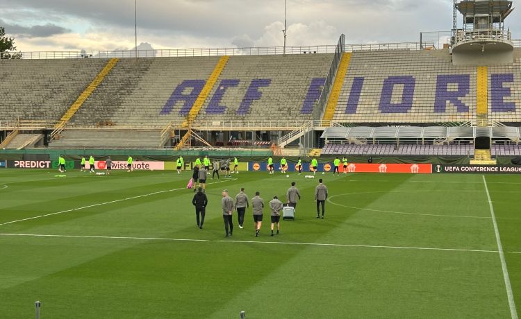 El Betis se entrena escuchando insultos El Betis se entrena escuchando insultos