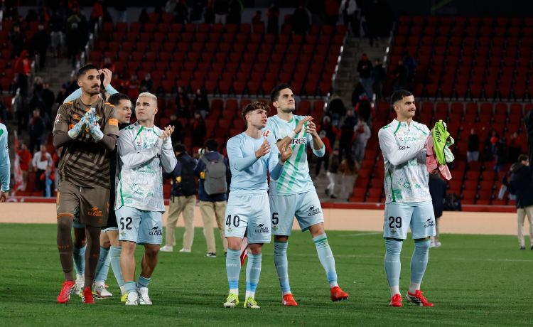 El Betis vuelve a casa con un perdón ganado de sobra El Betis vuelve a casa con un perdón ganado de sobra