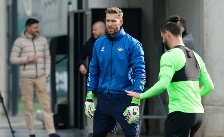 Adrián echa un capote a Vitor Roque… y a Antony Adrián echa un capote a Vitor Roque… y a Antony