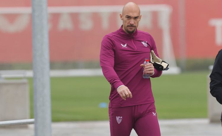 Dmitrovic, baja de última hora en el Sevilla para el derbi Dmitrovic, baja de última hora en el Sevilla para el derbi