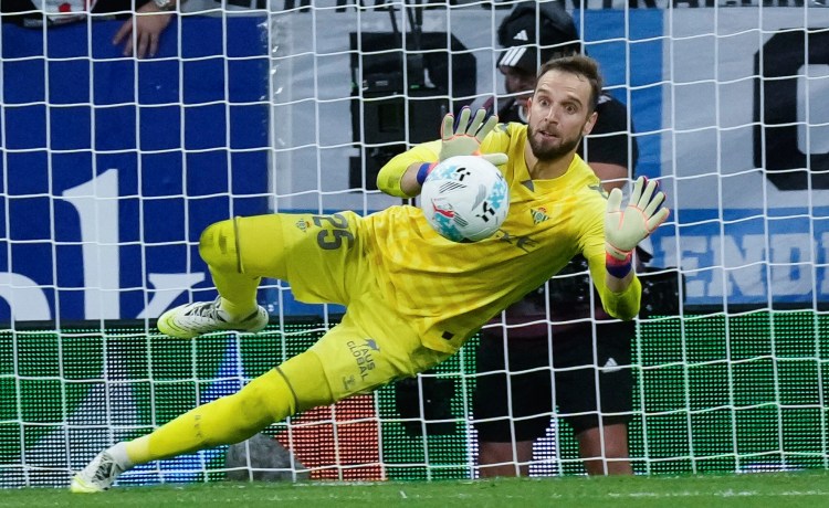 Pau López y las rotaciones: «Me parece correcto y bueno que también haya cambios en los porteros» Pau López y las rotaciones: «Me parece correcto y bueno que también haya cambios en los porteros»