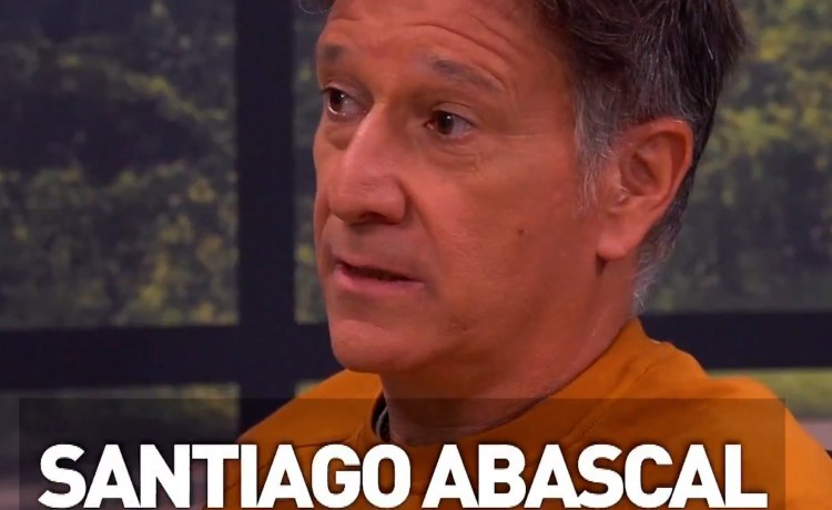 Alfonso opina de Pedro Sánchez y sostiene que «España funcionaría mejor con Abascal y Ayuso» Alfonso opina de Pedro Sánchez y sostiene que «España funcionaría mejor con Abascal y Ayuso»