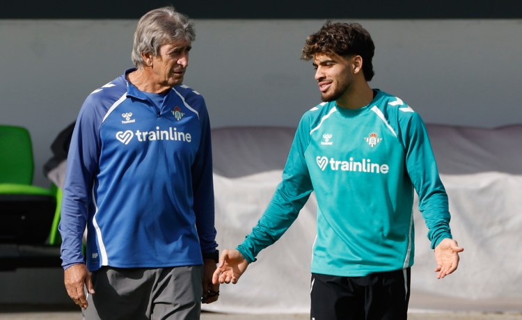 Pellegrini sale en defensa de Abde: «La política divide y el fútbol une» Pellegrini sale en defensa de Abde: «La política divide y el fútbol une»