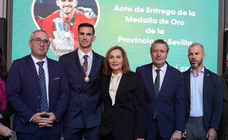 Fabián Ruiz recoge la Medalla de Oro de Sevilla: «Es algo más que un título» Fabián Ruiz recoge la Medalla de Oro de Sevilla: «Es algo más que un título»