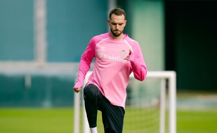 Pau López da un paso más en su recuperación y ya pisa el césped Pau López da un paso más en su recuperación y ya pisa el césped