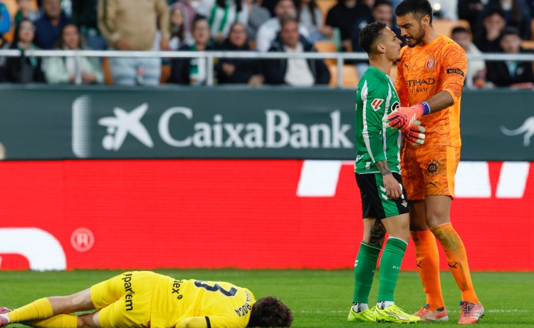 Antony confía en los recursos por su expulsión: «Lo tenemos que intentar, sé la importancia que tiene el derbi» Antony confía en los recursos por su expulsión: «Lo tenemos que intentar, sé la importancia que tiene el derbi»
