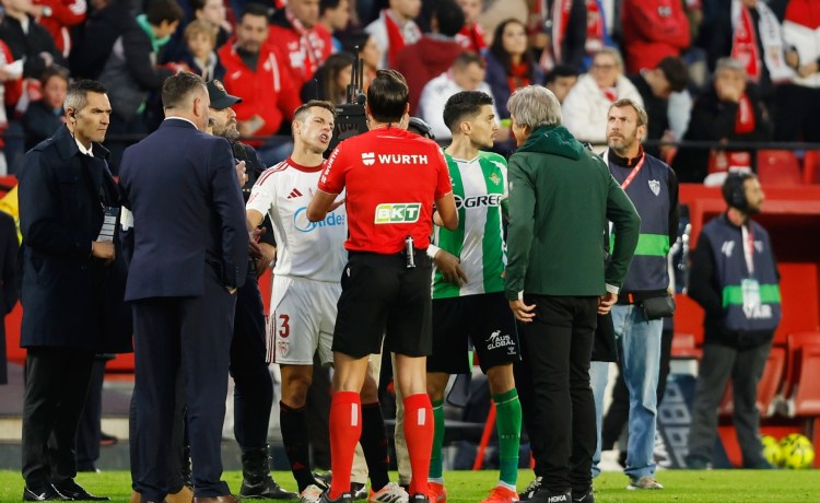 El derbi sevillano, suspendido temporalmente por lanzamiento de objetos al campo El derbi sevillano, suspendido temporalmente por lanzamiento de objetos al campo