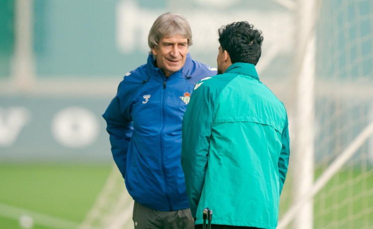 Pellegrini: «No me sorprendió la frustración porque sabemos la pasión que genera el derbi en Sevilla» Pellegrini: «No me sorprendió la frustración porque sabemos la pasión que genera el derbi en Sevilla»