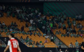 Un error de la megafonía pide desalojar La Cartuja antes del final Un error de la megafonía pide desalojar La Cartuja antes del final