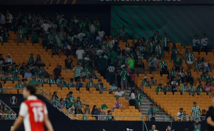 Un error de la megafonía pide desalojar La Cartuja antes del final Un error de la megafonía pide desalojar La Cartuja antes del final