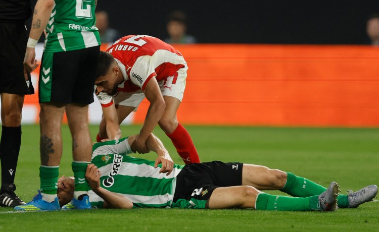 Diego Llorente ironiza sobre la actuación del colegiado: «Le felicito» Diego Llorente ironiza sobre la actuación del colegiado: «Le felicito»