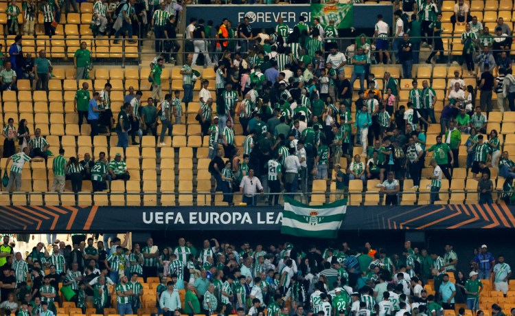 El Betis «lamenta el desconcierto» por el mensaje erróneo de evacuación de La Cartuja y «revisará» sus protocolos El Betis «lamenta el desconcierto» por el mensaje erróneo de evacuación de La Cartuja y «revisará» sus protocolos
