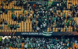 El Betis «lamenta el desconcierto» por el mensaje erróneo de evacuación de La Cartuja y «revisará» sus protocolos El Betis «lamenta el desconcierto» por el mensaje erróneo de evacuación de La Cartuja y «revisará» sus protocolos