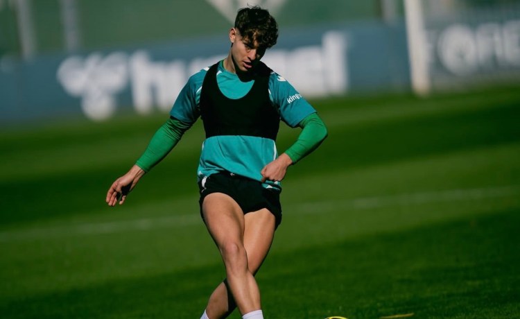 Ángel Ortiz regresa al grupo tras su lesión en el último entrenamiento antes de la visita a Montilivi Ángel Ortiz regresa al grupo tras su lesión en el último entrenamiento antes de la visita a Montilivi