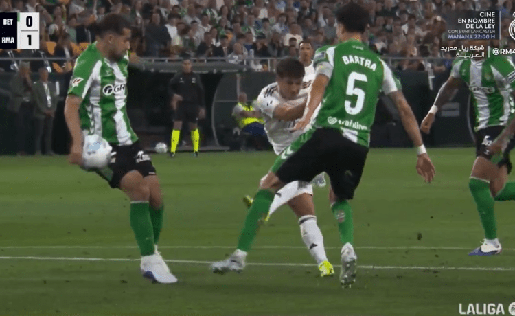 Real Madrid TV apunta al árbitro: «La mano metida en la cartera» Real Madrid TV apunta al árbitro: «La mano metida en la cartera»