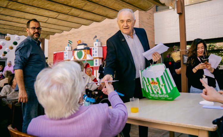 ‘De béticos a abuelos’, la emotiva iniciativa del Betis para combatir la soledad no deseada ‘De béticos a abuelos’, la emotiva iniciativa del Betis para combatir la soledad no deseada