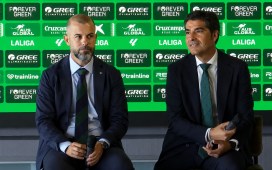 El Betis descarta el fichaje de un pivote y se centra en Ceballos El Betis descarta el fichaje de un pivote y se centra en Ceballos