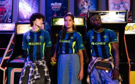 Franjas azules y negras en la tercera equipación del Betis Franjas azules y negras en la tercera equipación del Betis