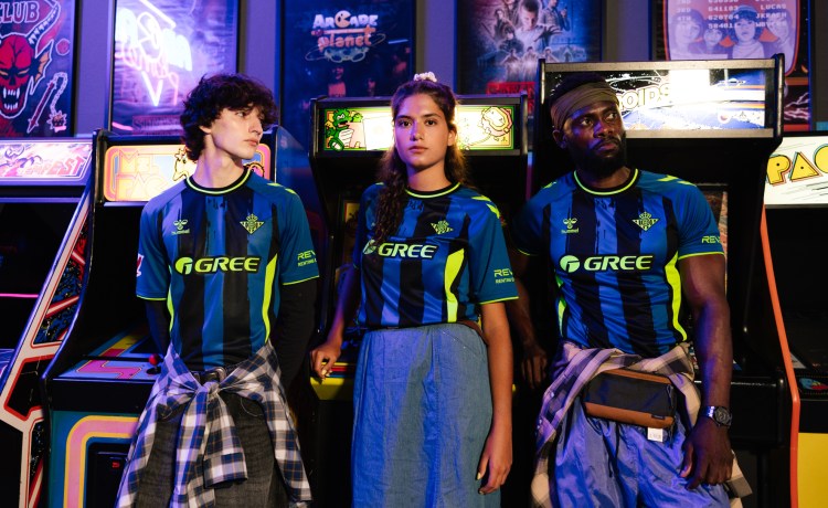 Franjas azules y negras en la tercera equipación del Betis Franjas azules y negras en la tercera equipación del Betis