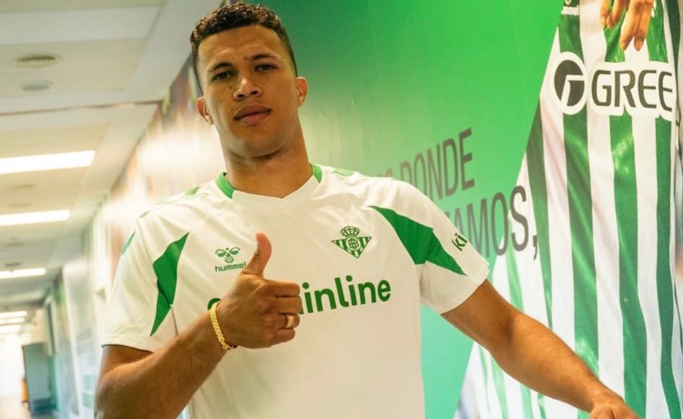 El Betis busca hueco en la medular para encajar las últimas piezas El Betis busca hueco en la medular para encajar las últimas piezas