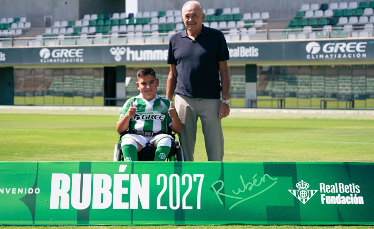 La espina bífida no le pone límites: Rubén, nuevo fichaje estrella de la Fundación del Betis La espina bífida no le pone límites: Rubén, nuevo fichaje estrella de la Fundación del Betis