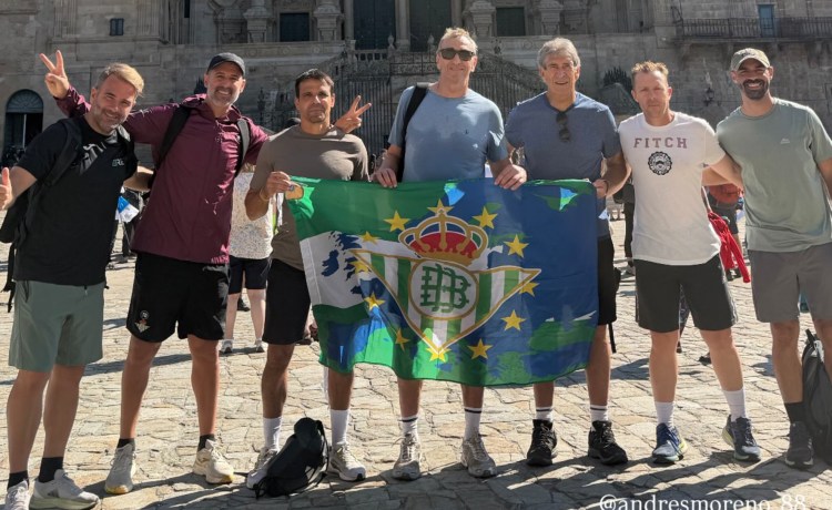 Pellegrini y su cuerpo técnico recorren el Camino de Santiago tras llevar al Betis a la Champions Pellegrini y su cuerpo técnico recorren el Camino de Santiago tras llevar al Betis a la Champions