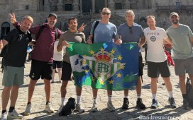 Pellegrini y su cuerpo técnico recorren el Camino de Santiago tras llevar al Betis a la Champions Pellegrini y su cuerpo técnico recorren el Camino de Santiago tras llevar al Betis a la Champions