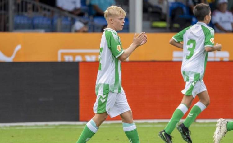 Jasper, el hijo del seleccionador de Gibraltar que brilla en el Betis Jasper, el hijo del seleccionador de Gibraltar que brilla en el Betis