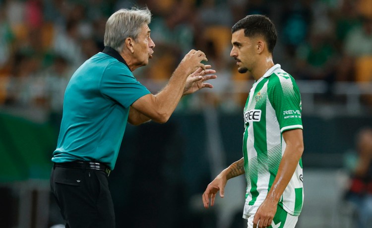 Ceballos: «Cambiaría muchos de mis títulos por ganar uno con el Betis» Ceballos: «Cambiaría muchos de mis títulos por ganar uno con el Betis»