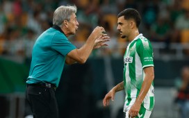 Ceballos: «Cambiaría muchos de mis títulos por ganar uno con el Betis» Ceballos: «Cambiaría muchos de mis títulos por ganar uno con el Betis»