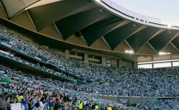 El Betis alerta a su afición: Dortmund, en juego por posibles sanciones El Betis alerta a su afición: Dortmund, en juego por posibles sanciones