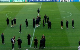 Van Bronckhorst: «No es el césped que se espera en la Champions» Van Bronckhorst: «No es el césped que se espera en la Champions»