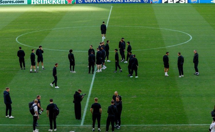 Van Bronckhorst: «No es el césped que se espera en la Champions» Van Bronckhorst: «No es el césped que se espera en la Champions»