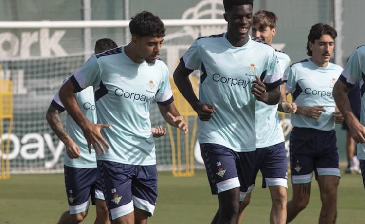 Chadi Riad y Abde vuelven a ejercitarse a las órdenes de Pellegrini; Roca y Ayoze casi descartados Chadi Riad y Abde vuelven a ejercitarse a las órdenes de Pellegrini; Roca y Ayoze casi descartados