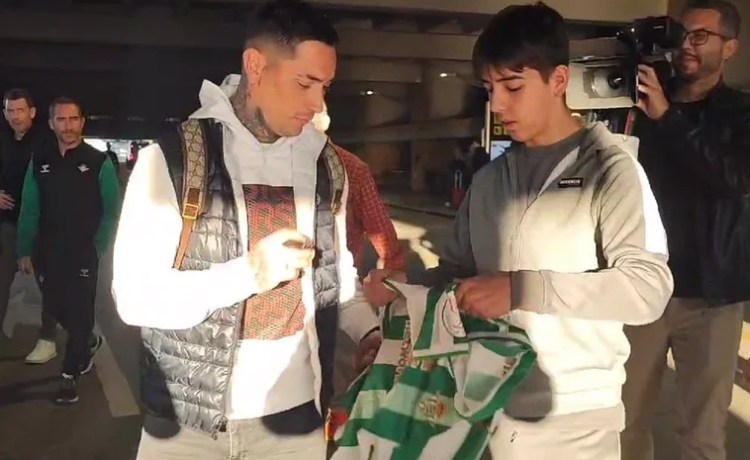 Chimy Ávila llega a Sevilla para incorporarse al Betis Chimy Ávila llega a Sevilla para incorporarse al Betis