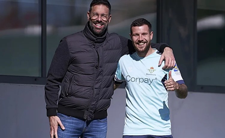 La visita 360 grados de Van Nistelrooy: «Quiero conocer al Betis en todos los departamentos» La visita 360 grados de Van Nistelrooy: «Quiero conocer al Betis en todos los departamentos»