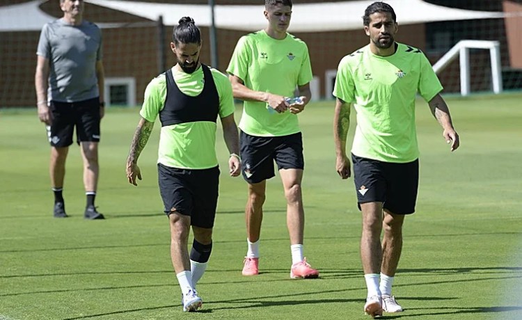El Betis sonríe en Marbella: Isco comienza el entrenamiento con el grupo El Betis sonríe en Marbella: Isco comienza el entrenamiento con el grupo