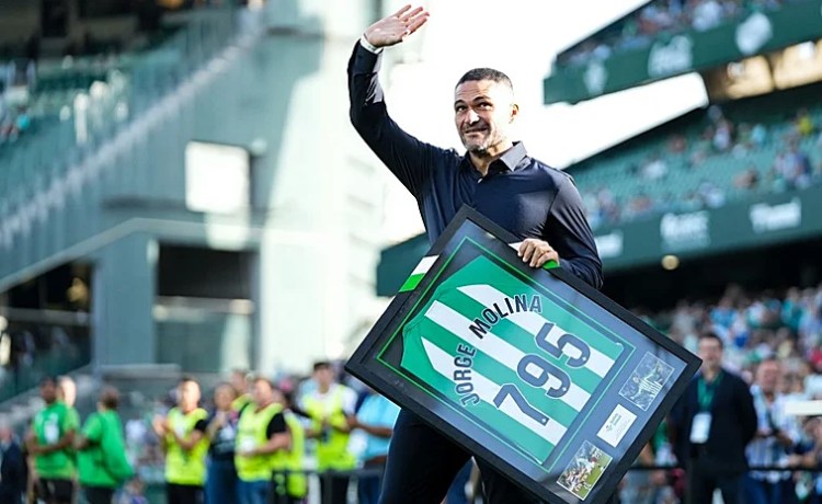 Jorge Molina recibe un homenaje en el Villamarín Jorge Molina recibe un homenaje en el Villamarín