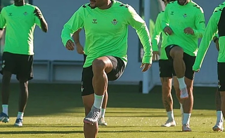 Mateo y Jesús Rodríguez se ejercitan con el primer equipo del Betis Mateo y Jesús Rodríguez se ejercitan con el primer equipo del Betis