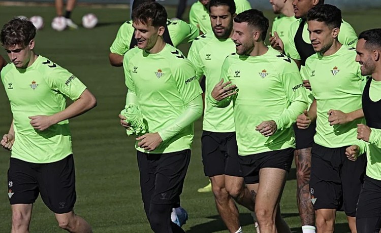 Valencia – Betis: el fútbol se abre paso en mitad de la tragedia Valencia – Betis: el fútbol se abre paso en mitad de la tragedia